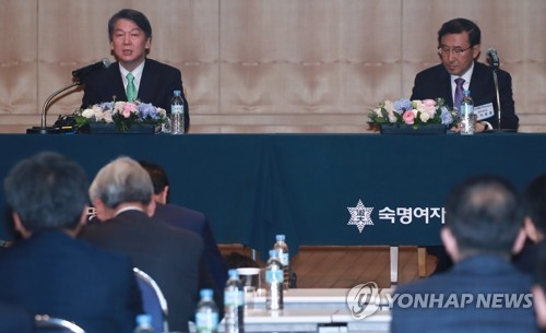 (서울=연합뉴스) 홍해인 기자 = 안철수 국민의당 대선후보가 7일 오후 서울 청파동2가 숙명여자대학교에서 열린 사립대 총장협의회 초청 간담회에 참석해 자신의 교육 공약에 대해 설명하고 있다. 2017.4.7