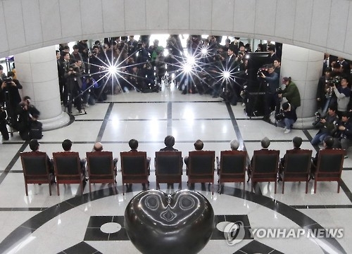 퇴임 기념사진 촬영하는 이정미 권한대행(서울=연합뉴스) 김도훈 기자 = 이정미 헌법재판소장 권한대행이 13일 오전 서울 종로구 헌법재판소장에서 열린 퇴임식을 마친 뒤 로비에서 재판관들과 함께 기념촬영을 하고 있다. 2017.3.13superdoo82@yna.co.kr (끝)
