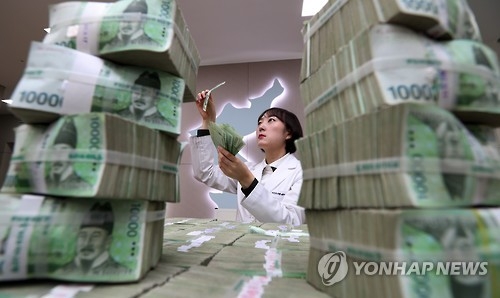 KEB하나은행 위변조대응센터에서 1만원권을 확인하는 직원
