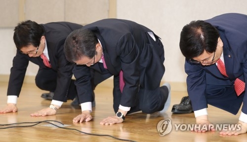 유림 어른에게 큰절하는 홍준표