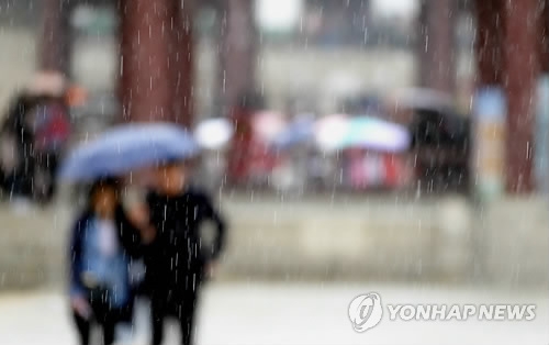 (서울=연합뉴스) 백승렬 기자 = 많은 비가 내린 14일 서울시 종로구 경복궁에서 관광객들이 우산을 쓰고 관람을 하고 있다. 2017.4.14