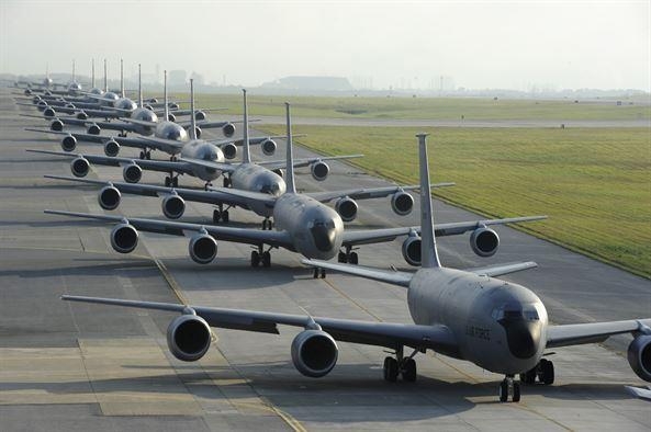 가데나 공군기지에서 2015년 4월 실시된 공중급유기 12대의 '코끼리 걸음' 훈련