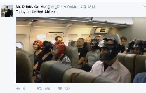 유나이티드항공 승객 강제 퇴거 풍자 사진
