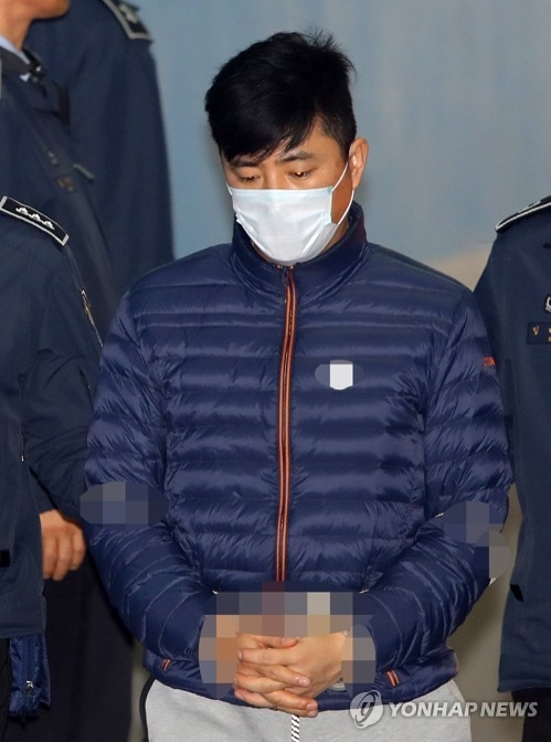 알선수재 등의 혐의로 검찰에 체포된 고영태씨가 14일 오후 서울 서초구 서울중앙지방법원에서 영장실질심사를 받기 위해 호송차에서 내리고 있다.