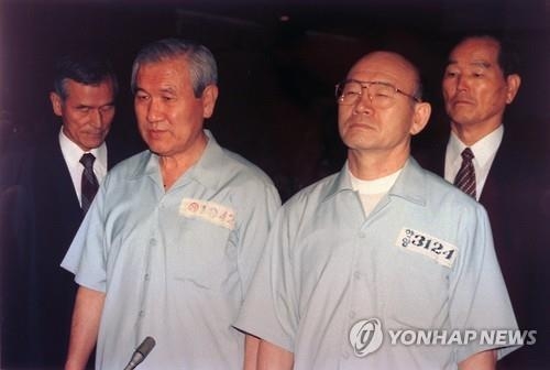 12·12 및 5·18 사건 선고공판에 피고인으로 선 전두환(오른쪽)·노태우 전 대통령.