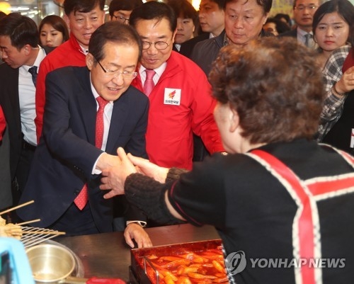 홍준표, 가락시장에서 선거운동 시작…충청·영남 공략 - 1
