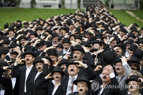 전 세계에서 모인 662명의 '찰리 채플린'