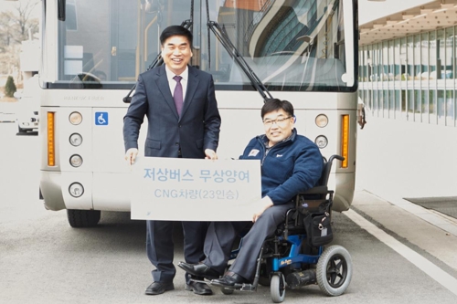 대한장애인체육회 이명호 회장(오른쪽)이 14일 이천 훈련원에서 세종시장애인체육회 이종승 사무차장과 포즈를 취하고 있다.(대한장애인체육회=연합뉴스)