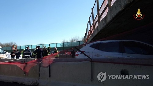 지난 3월 붕괴한 이탈리아 안코나 고가도로에 깔린 자동차
