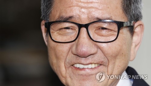 미소 짓는 황필상 전 대표(서울=연합뉴스) 김인철 기자 = 회사 주식 90%(당시 시가 177억원대)를 장학재단에 기부했다가 상증세법에 따라 140억원(가산세 40억)의 증여세를 부과받은 수원교차로 창업자 황필상(70)씨가 20일 오후 서울 서초구 대법원에서 열린 대법전원합의체 선고에 참석하기 앞서 취재진과 인터뷰를 하고 있다. 2017.4.20yatoya@yna.co.kr(끝)