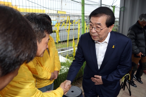 전남 목포신항에서 세월호 유가족 위로하는 박원순 서울시장.