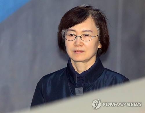 공판 출석하는 최경희 전 총장(서울=연합뉴스) 손형주 기자 = 최순실 씨 딸 정유라 씨의 이화여대 학사 비리에 연루돼 재판에 넘겨진 최경희 전 이화여대 총장이 26일 오후 서울 서초구 서울중앙지법에서 열린 공판에 출석하기 위해 호송차에서 내려 법정으로 향하고 있다. 2017.4.26handbrother@yna.co.kr(끝)