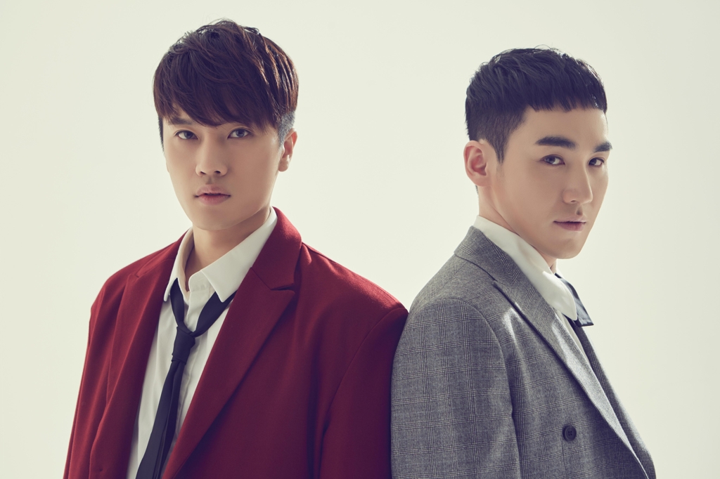 그룹 듀에토로 활동하는 테너 백인태와 유슬기(오른쪽)