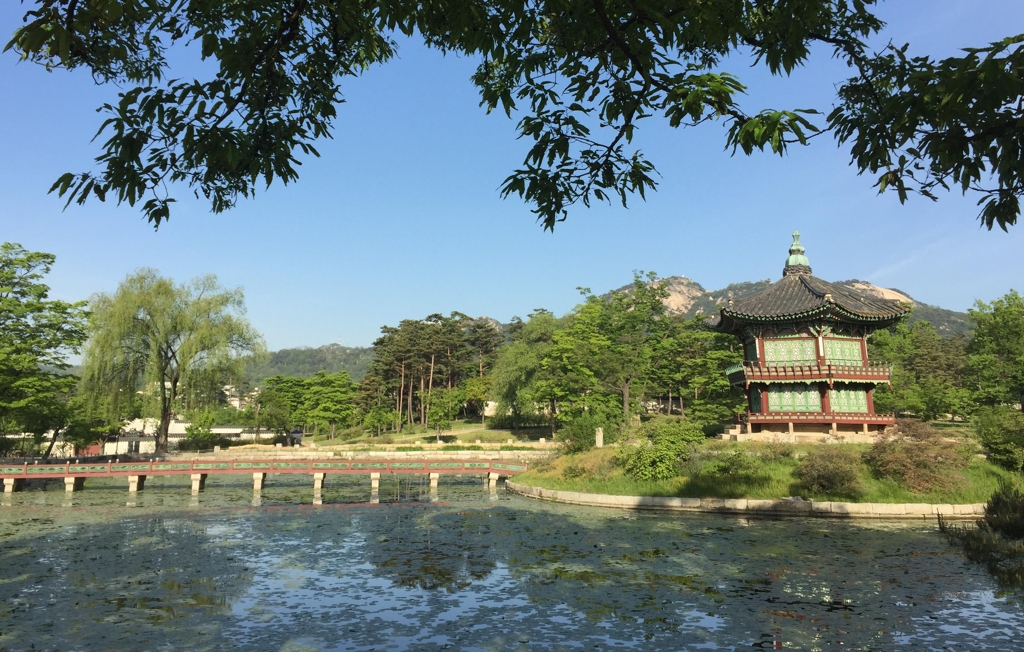 경복궁 향원지의 향원정과 취향교. 뒤쪽으로 인왕산이 보인다.
