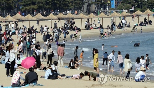 3일 부산 광안리해수욕장을 찾은 시민들