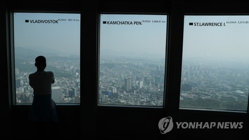 황금연휴의 불청객 미세먼지(서울=연합뉴스) 김주형 기자 = 근로자의 날인 1일 오전 서울 남산에서 바라본 도심 주변이 미세먼지와 안개로 인해 뿌옇게 보인다. 2017.5.1kjhpress@yna.co.kr(끝)