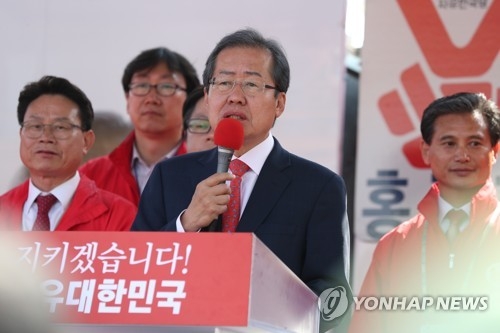 (강릉=연합뉴스) 김현태 기자 = 자유한국당 홍준표 대선후보가 5일 오전 강원도 강릉시 주문진 수산시장을 방문해 지지를 호소하고 있다. 2017.5.5 mtkht@yna.co.kr
