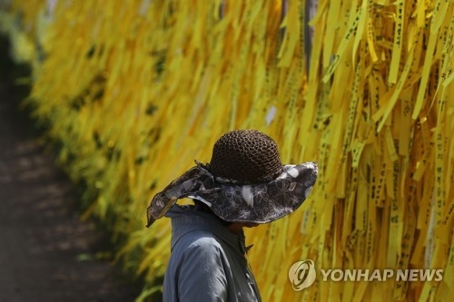 깊은 생각 (목포=연합뉴스) 박동주 기자 = 7일 세월호가 거치된 목포신항에서 한 추모객이 추모 리본을 보며 생각에 잠겨 있다. 2017.5.7pdj6635@yna.co.kr(끝)