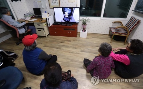 마을회관에 모여 있는 늑구1리 주민들.