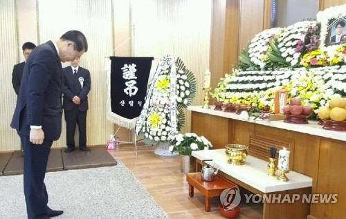 빈소 찾은 김재수 농림축산식품부 장관.