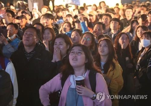 출구조사 방송 바라보는 시민들