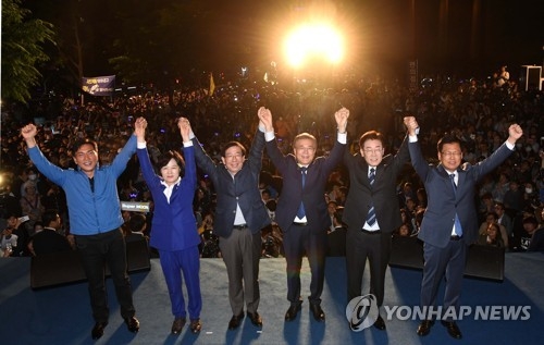 '그립' 잡는 秋, 곳곳서 충돌…초기 당청관계 순항할까 - 1