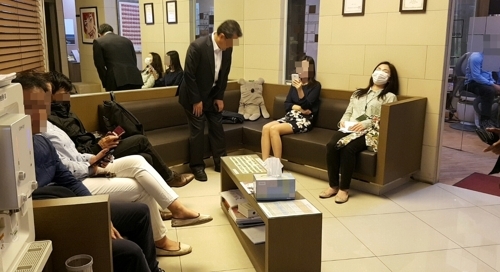 미세먼지에 병원 찾은 직장인들