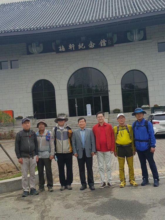 공직 마감 후 고향으로 걸어 떠난 조대환 전 청와대 민정수석비서관(왼쪽 세번째)