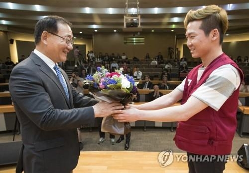 꽃 받는 김용학 총장