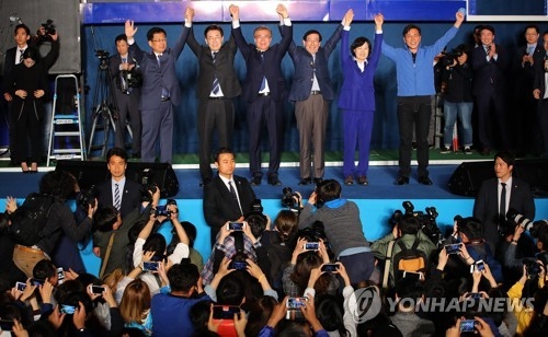 與, 23일 봉하마을 총집결…盧 서거 8주기에 최대규모 추도식 - 1