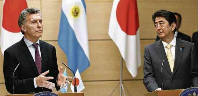 기자회견 하는 마우리시오 마크리 아르헨티나 대통령(왼쪽)과 아베 신조 일본 총리