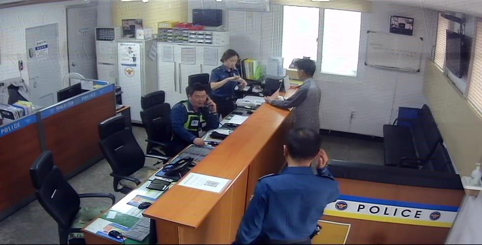 돈 봉투 확인하는 경찰관