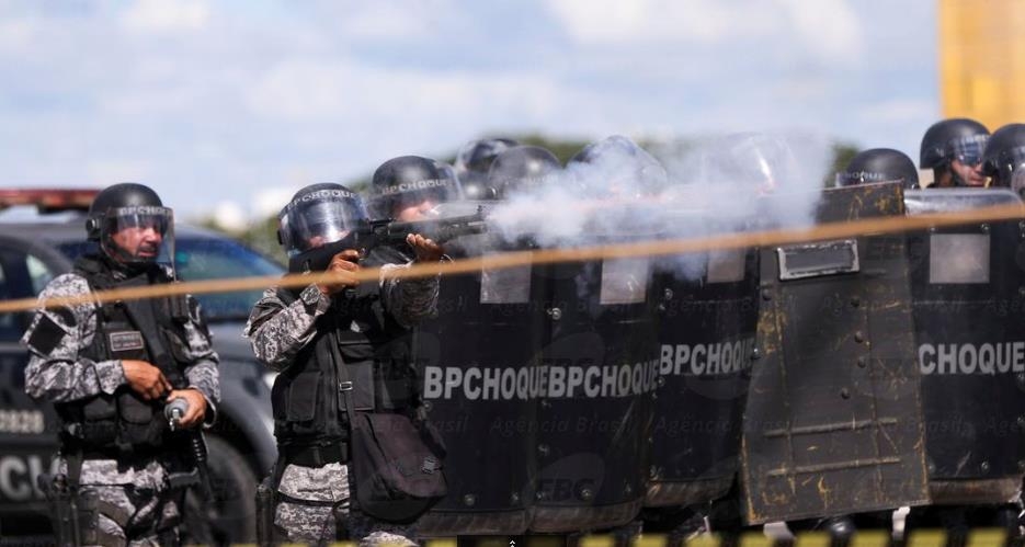 최루탄을 쏘며 시위대 행진을 저지하는 경찰[국영 뉴스통신 아젠시아 브라질]