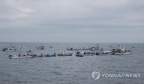 어선들 새만금 해상시위 장면
