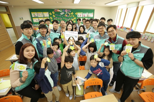 기아차 전국 초등 저학년 가방에 '교통안전 반사카드' - 1