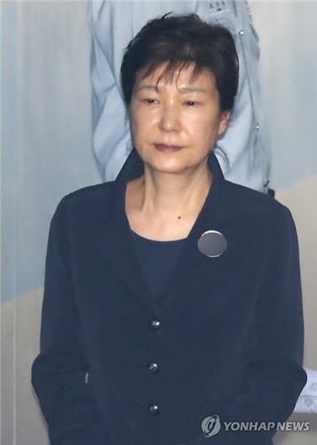 박근혜, 세 번째 공판 참석(서울=연합뉴스) 김인철 기자 = '비선 실세' 최순실씨와 공모해 뇌물을 받거나 요구·약속한 혐의로 구속기소 된 박근혜 전 대통령이 29일 오전 호송차에서 내려 속행공판이 열리는 서울중앙지법 법정으로 향하고 있다. 2017.5.29yatoya@yna.co.kr