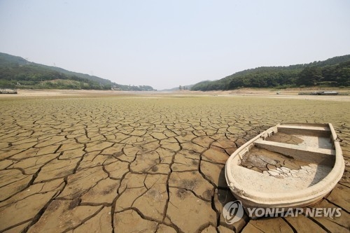 저수지바닥에 작은배