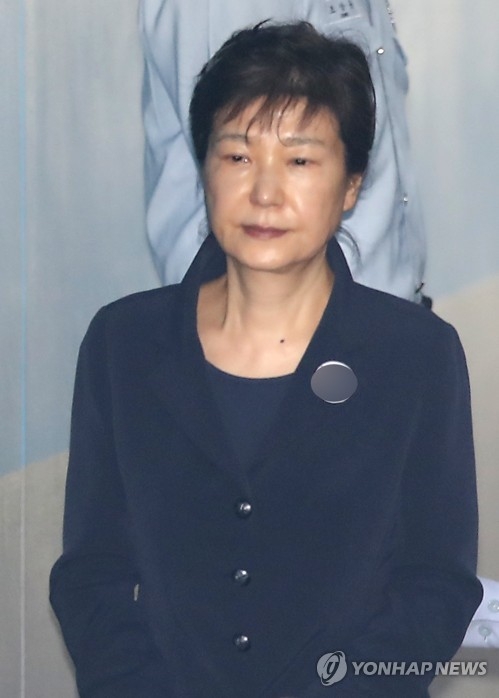 박근혜, 세 번째 공판 참석(서울=연합뉴스) 김인철 기자 = '비선 실세' 최순실씨와 공모해 뇌물을 받거나 요구·약속한 혐의로 구속기소 된 박근혜 전 대통령이 29일 오전 호송차에서 내려 속행공판이 열리는 서울중앙지법 법정으로 향하고 있다. 2017.5.29yatoya@yna.co.kr