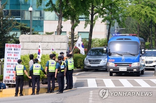 태극기 흔드는 박 전 대통령 지지자들(서울=연합뉴스) 김인철 기자 = 뇌물수수 및 직권남용 등 혐의로 구속기소된 박근혜 전 대통령이 탄 호송차가 29일 오전 서울 서초구 서울중앙지방법원으로 들어가자 지지자들이 태극기를 흔들고 있다. 2017.5.29yatoya@yna.co.kr