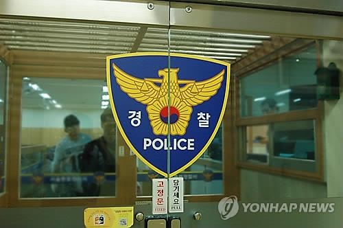 라이브카페서 40대가 일행 지갑훔쳤다 '망신'…CCTV에 덜미 - 1