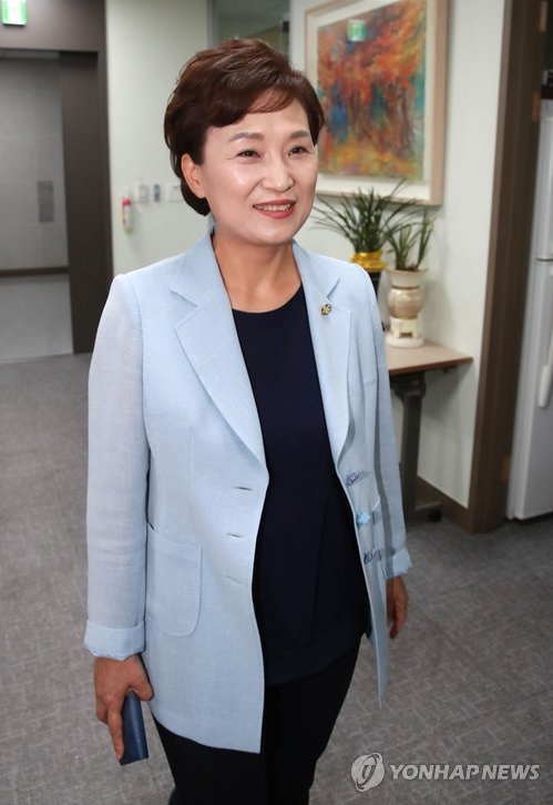김현미 "국토는 국민의 집…주거복지·교통 공공성 강화" - 1