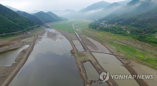 바닥 드러낸 보령호