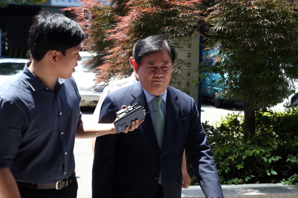 법원 들어서는 최경환 의원