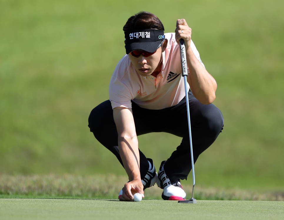 퍼트 준비하는 최진호.<KPGA 제공>
