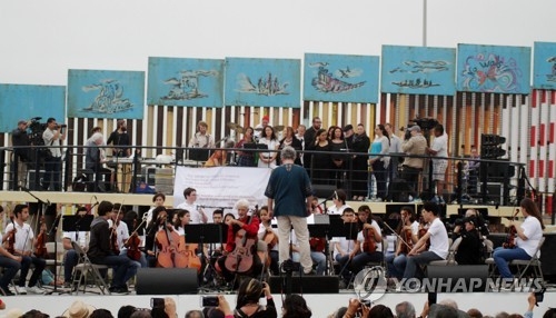 "장벽 부숴라" 獨오케스트라, 멕시코 국경도시서 콘서트