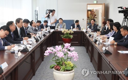 국정委 "새로운 출발 위해 과거 외교 성찰하는 건 당연" - 1