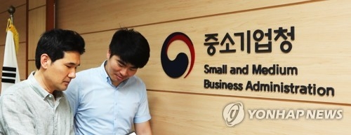 처기업부' 승격 앞둔 중소기업청(대전=연합뉴스) 이재림 기자 = 5일 대전 서구 청사로 189 정부대전청사 1동 중소기업청에서 직원들이 회의 자료를 검토하고 있다. 정부조직개편안에 따라 중기청은 산업부·미래부 등 일부 기능을 이관한 중소벤처기업부로 승격된다. 2017.6.5walden@yna.co.kr