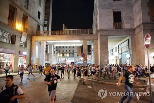 "폭죽을 테러인 줄 알고"…공포에 질려 광장을 탈출하는 伊토리노 시민들