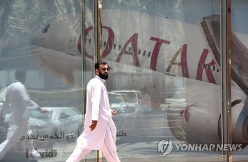 한 남성이 리야드의 카타르항공 사무실 앞을 지나고 있다[AFP=연합뉴스자료사진]