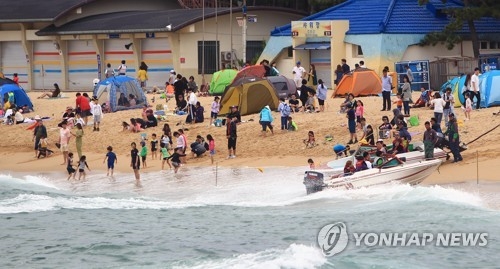 반가운 빗방울 속 전국 산·바다·유원지 행락객 발길 - 1